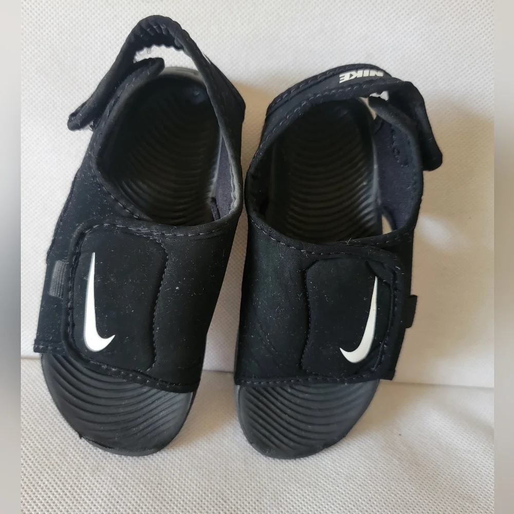 *CHILDREN'S NIKE BLACK SANDALS‎ WITH HOOK AND LOOP CLOSURES (sz 10)